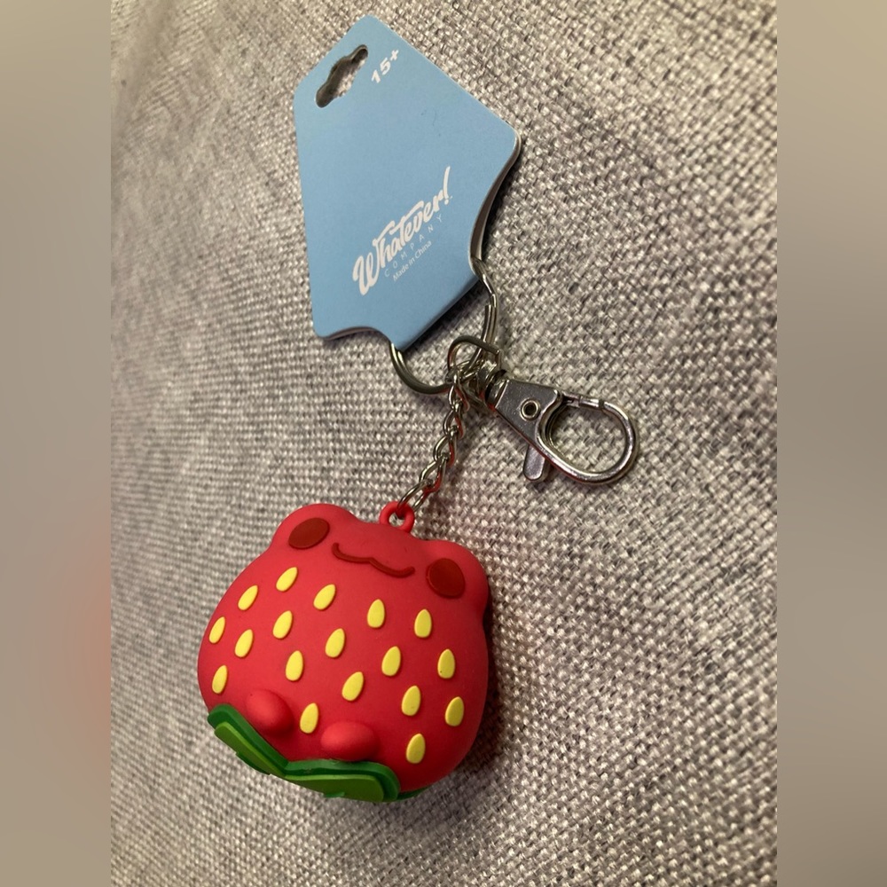 Strawberry Frog 3D Keychain - Picture 7 of 7